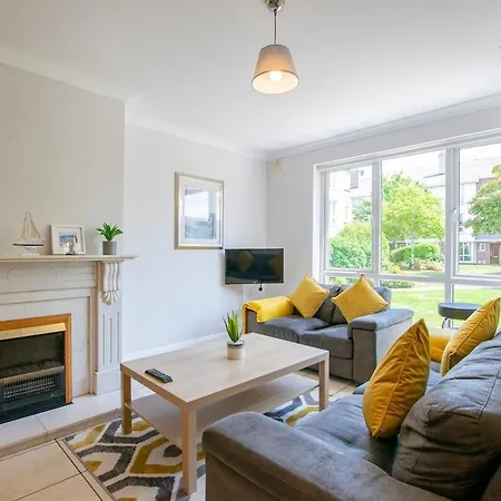 - Spacious 4-bed Apartment, Sleeps 6 Apartment Limerick