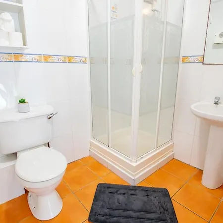 Spacious 4 Bed In 아파트 *