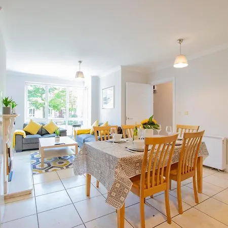 Apartment - Spacious 4-bed Apartment, Sleeps 6 *