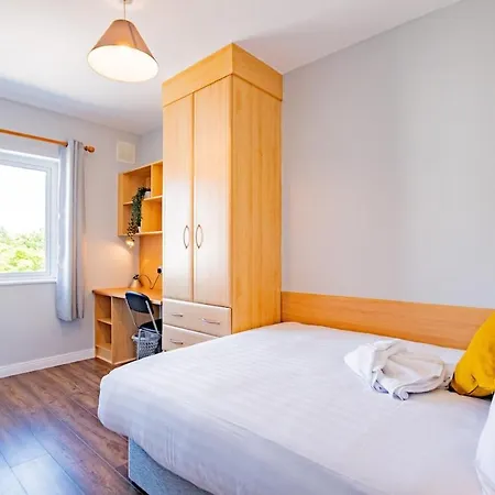 - Spacious 4-bed Apartment, Sleeps 6 *