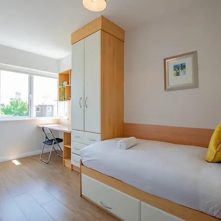 - Spacious 4-bed Apartment, Sleeps 6 Limerick