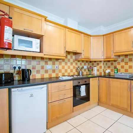 - Spacious 4-bed Apartment, Sleeps 6 *