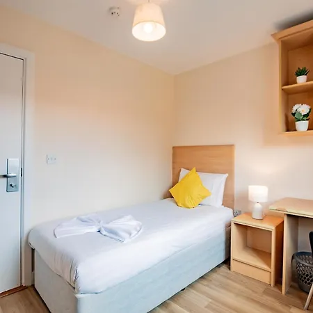 Apartment - Spacious 4-bed Apartment, Sleeps 6 *