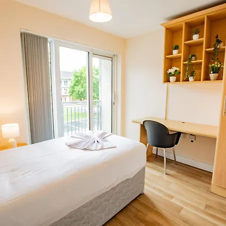 - Spacious 4-bed Apartment, Sleeps 6 Limerick