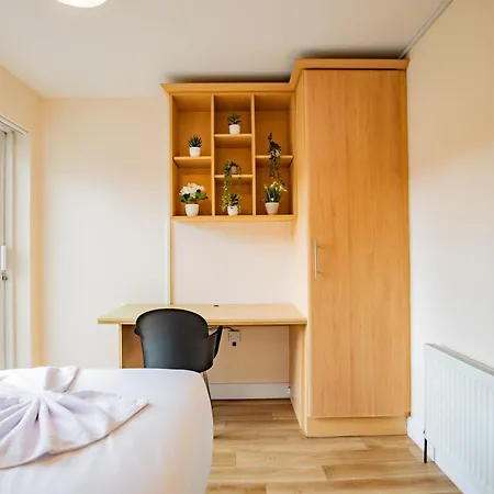 - Spacious 4-bed Apartment, Sleeps 6