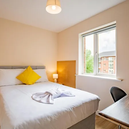 - Spacious 4-bed Apartment, Sleeps 6 Apartment