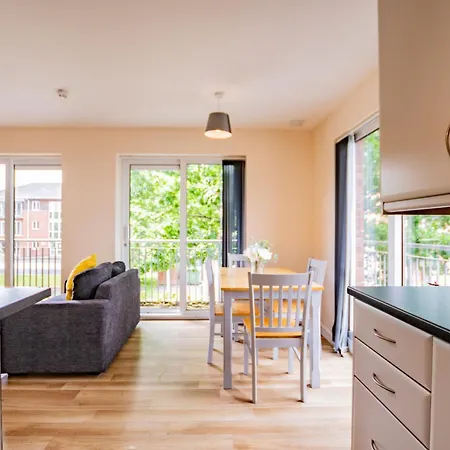 - Spacious 4-bed Apartment, Sleeps 6