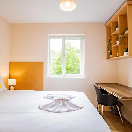 - Spacious 4-bed Apartment, Sleeps 6 Apartment *