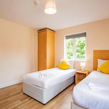 - Spacious 4-bed Apartment, Sleeps 6 Apartment Limerick