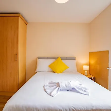 - Spacious 4-bed Apartment, Sleeps 6 * Limerick