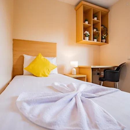 Apartment - Spacious 4-bed Apartment, Sleeps 6