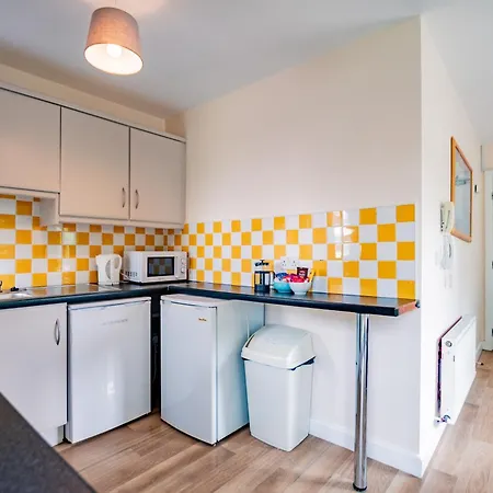 - Spacious 4-bed Apartment, Sleeps 6 Apartment