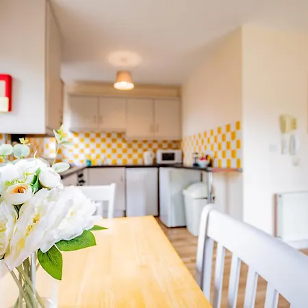 Apartment - Spacious 4-bed Apartment, Sleeps 6 *