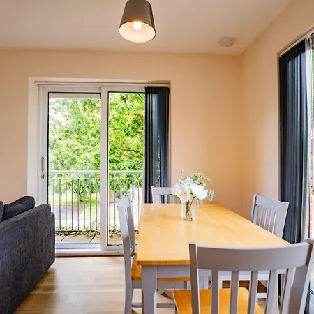 Apartment - Spacious 4-bed Apartment, Sleeps 6