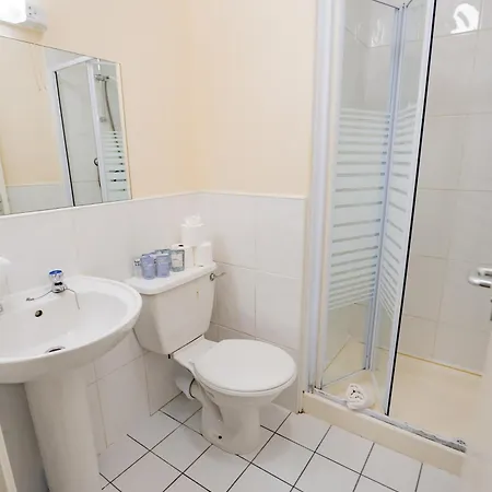 Apartment - Spacious 4-bed Apartment, Sleeps 6 *