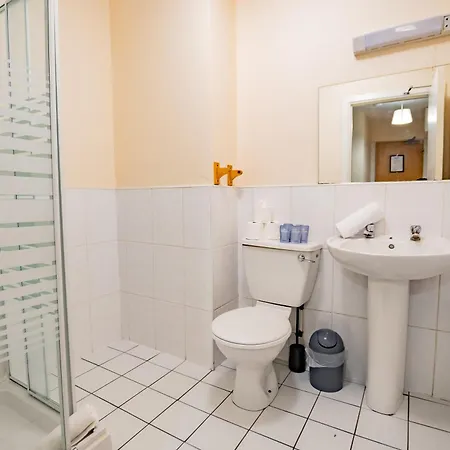 - Spacious 4-bed Apartment, Sleeps 6 *