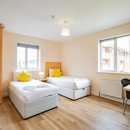 Apartment - Spacious 4-bed Apartment, Sleeps 6 *