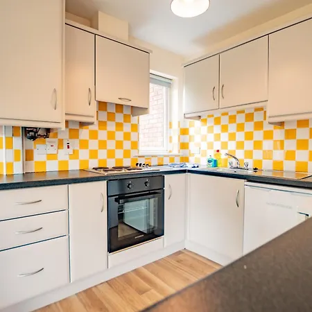 - Spacious 4-bed Apartment, Sleeps 6 *