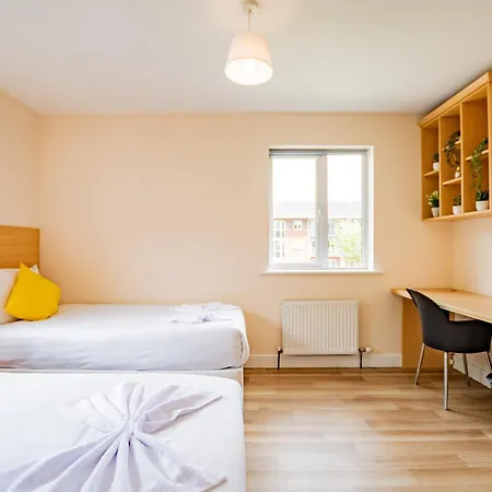- Spacious 4-bed Apartment, Sleeps 6 Apartment