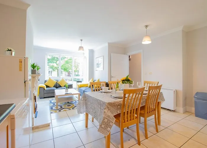 아파트 Spacious 4 Bed In *