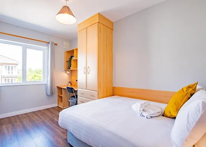 Spacious 4 Bed In *